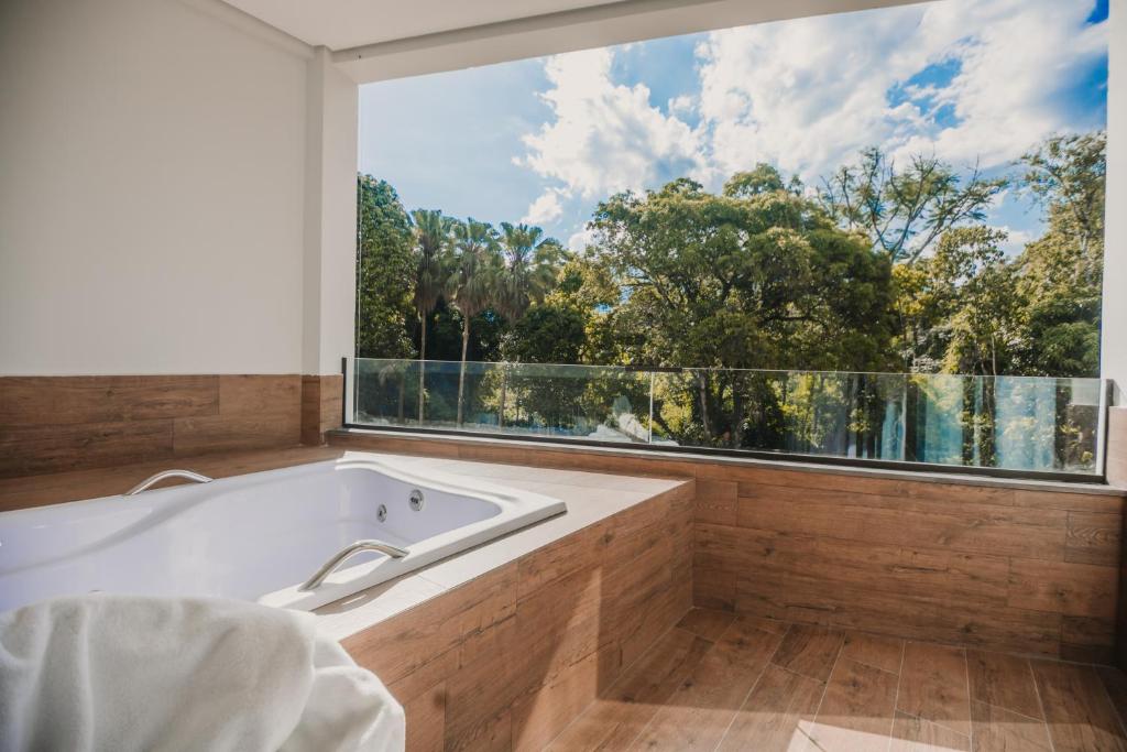 Uma cama ou camas num quarto em Vert Hotel Penedo