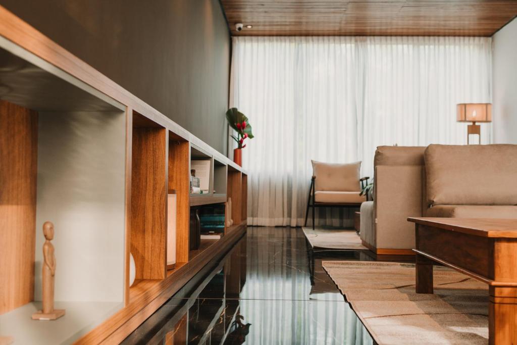 Uma área de estar em Vert Hotel Penedo