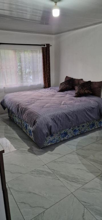 Tempat tidur dalam kamar di Salama Guest House