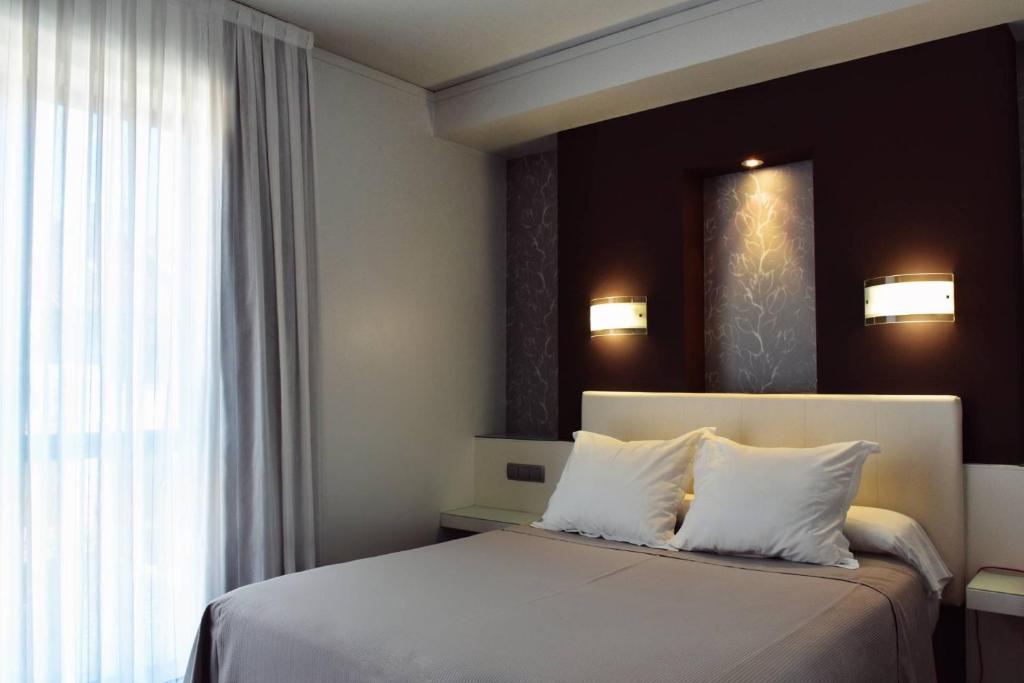 A bed or beds in a room at Hotel Alda Carril