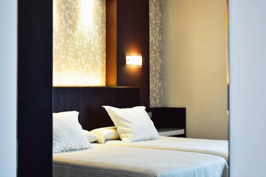 A bed or beds in a room at Hotel Alda Carril