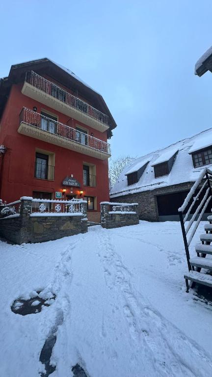 un edificio con la neve sul terreno di fronte ad esso di Hotel Saueth a Tredós