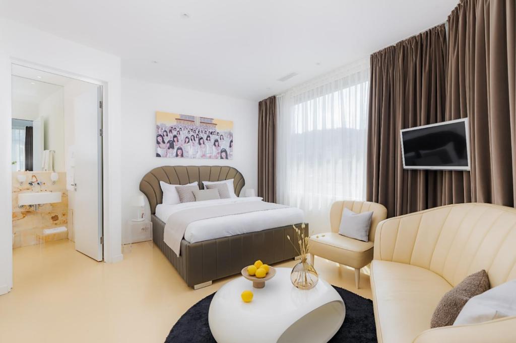 una camera d'albergo con letto e soggiorno di Optimum Apartment - Wolframplatz a Zurigo