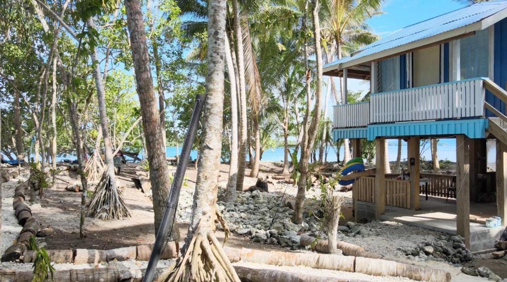 een huis aan het strand met palmbomen bij Putuo Ecolodge - House - Sleeps 2 - Seaside in Dadale