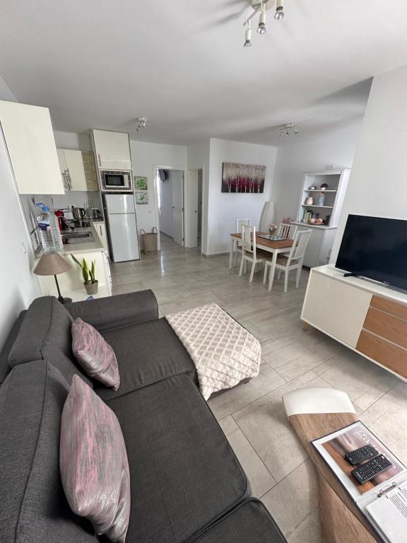 Los Gracioseros Apt 207