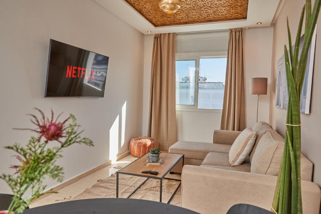 TV a/nebo společenská místnost v ubytování Stayhere Rabat - Hassan - Authentic Residence