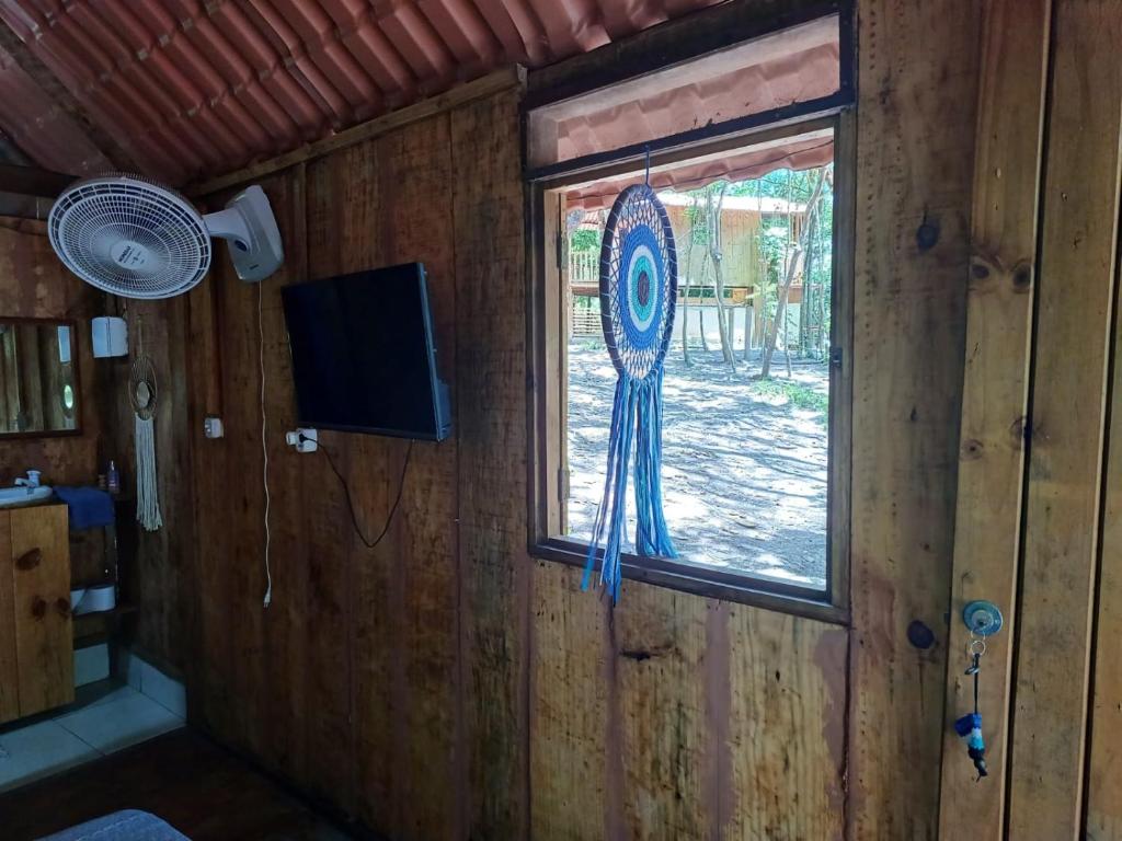 TV a/nebo společenská místnost v ubytování RECANTO DO SENTIR, conexão com a natureza e muita paz.