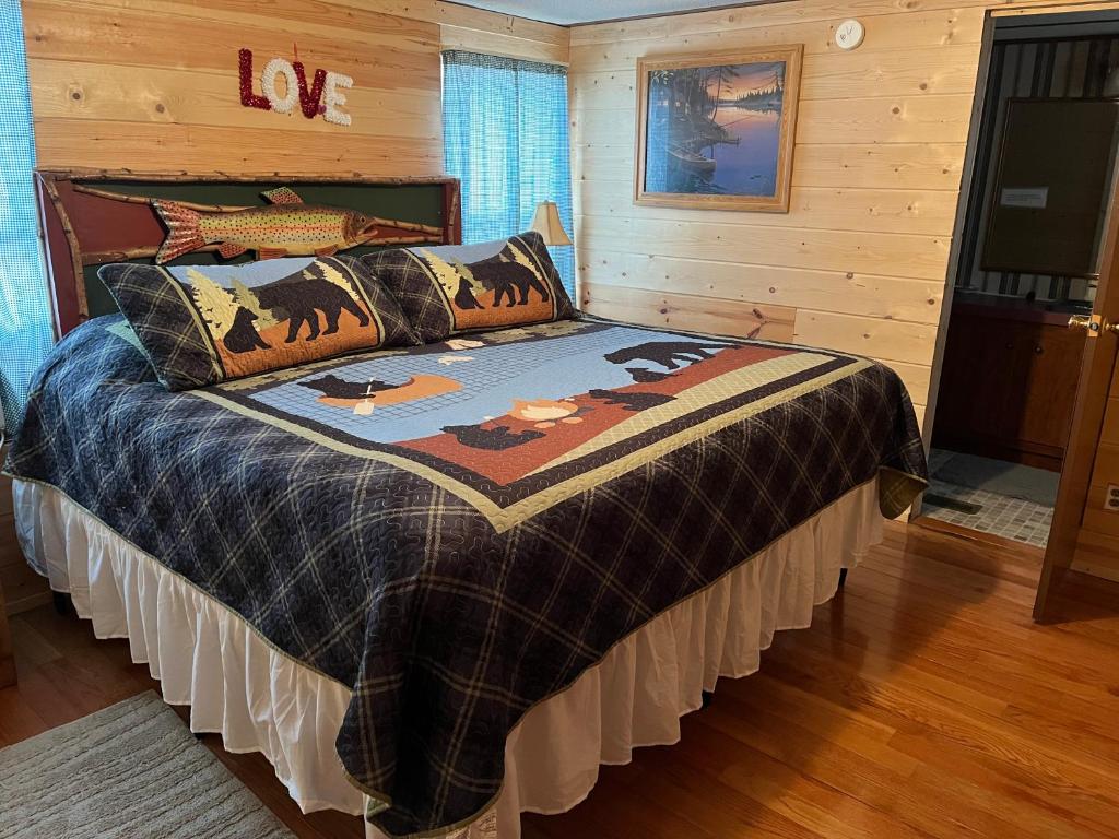 a bedroom with a bed in a log cabin at Twin Oaks in Bryson City