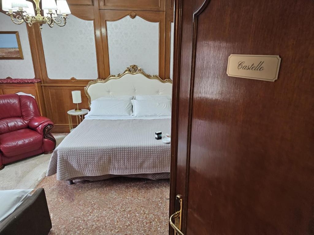Venezia Canal View - Double Room - Pedestrian Street Side