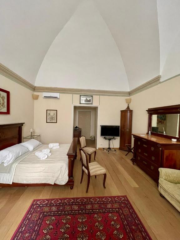 Łóżko lub łóżka w pokoju w obiekcie 4 Balconi rooms- Dimora Arditi B&B