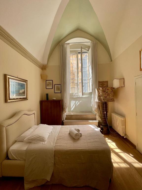 Łóżko lub łóżka w pokoju w obiekcie 4 Balconi rooms- Dimora Arditi B&B