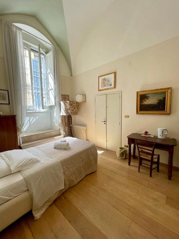 Łóżko lub łóżka w pokoju w obiekcie 4 Balconi rooms- Dimora Arditi B&B