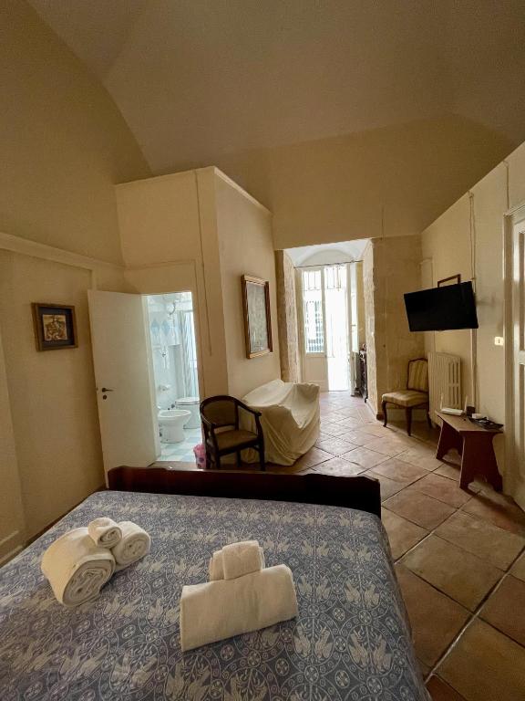 Łóżko lub łóżka w pokoju w obiekcie 4 Balconi rooms- Dimora Arditi B&B