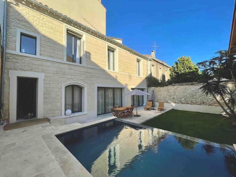 une maison avec piscine devant un immeuble dans l'établissement Incroyable Villa Jardin Piscine - Coeur de Ville -, à Montpellier