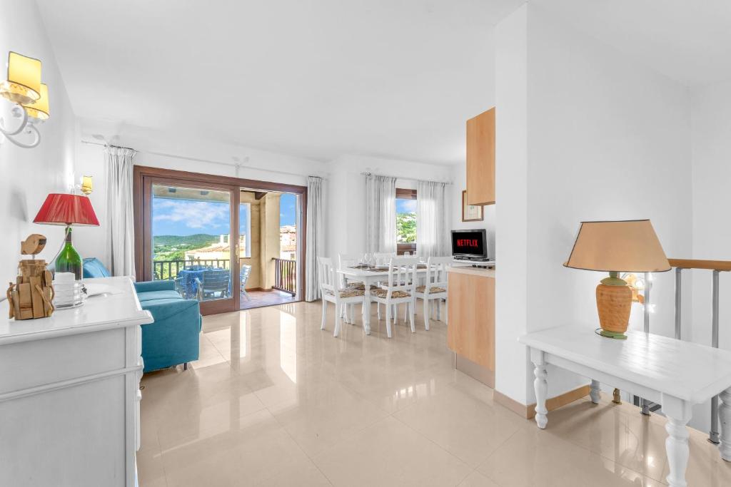 sala de estar con cocina y comedor en Lussuosa Dimora Vista Mare con Piscina e Spiaggia a 300 MT, en Liscia di Vacca