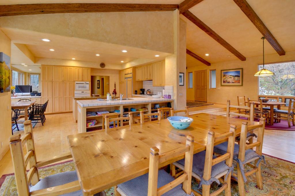 een keuken en eetkamer met een houten tafel en stoelen bij Family-Friendly Home about 2 Mi to River Run Day Lodge in Sun Valley