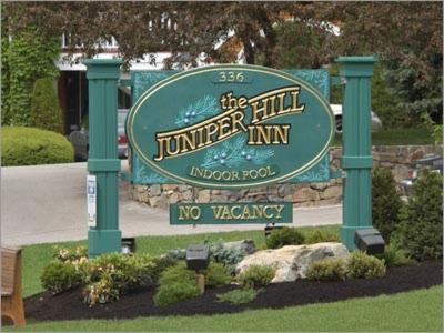 una señal para la posada de invierno en un jardín en Juniper Hill Inn, en Ogunquit