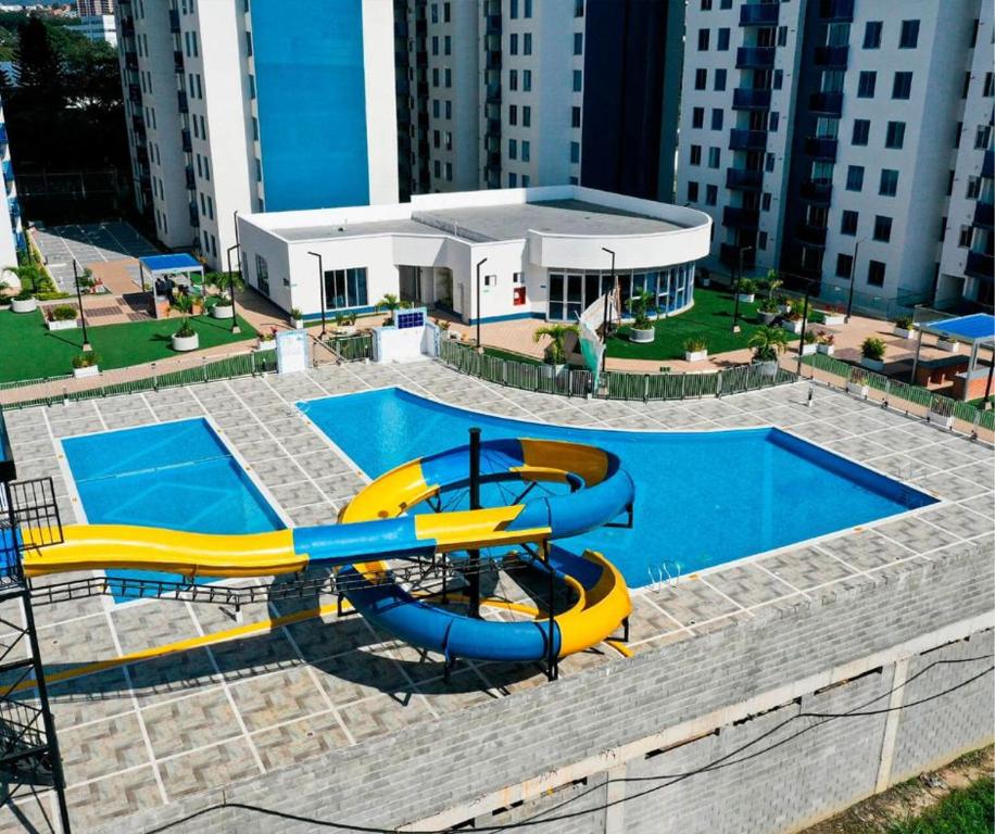 um parque aquático com escorrega e piscina em Apartamentos en Club Residencial em Ibagué