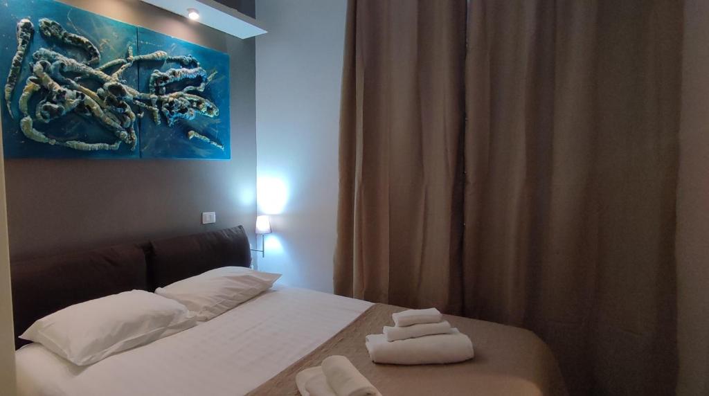 Una cama o camas en una habitación de Vatican City San Peter quiet and lovely apartment