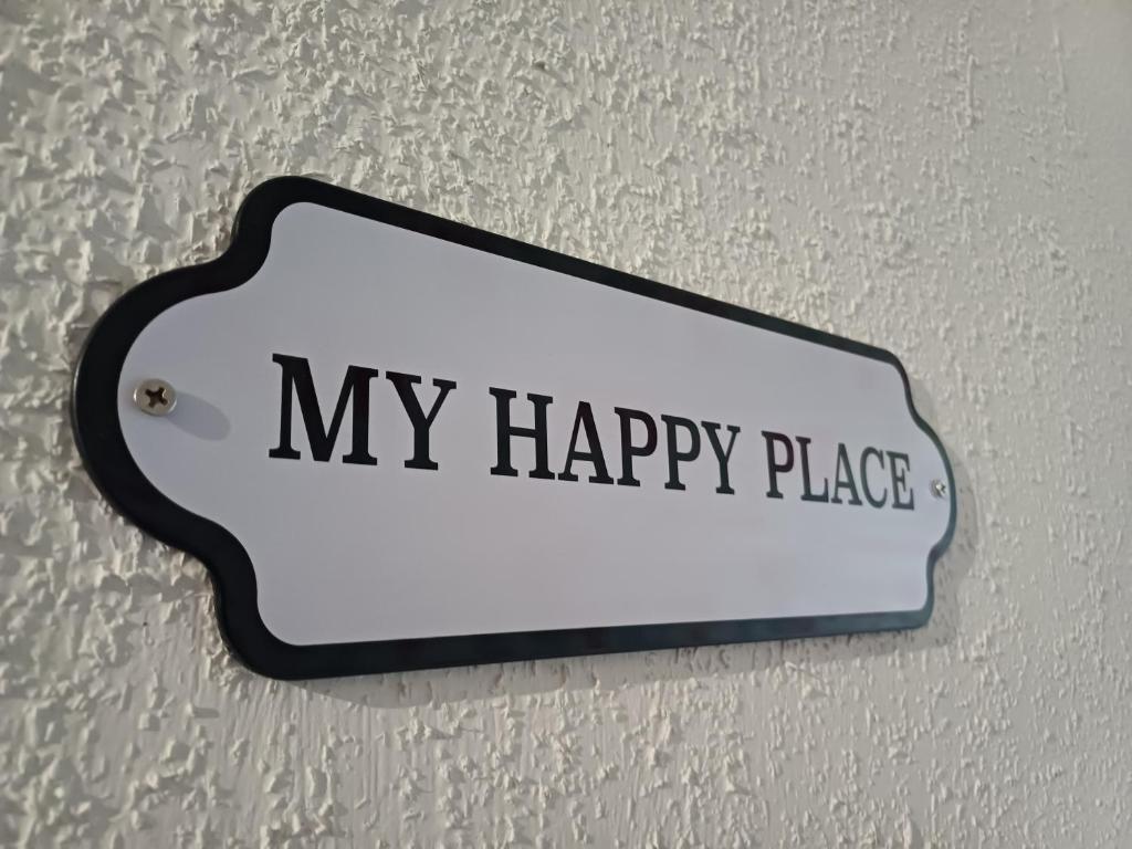 Un segno che legge il mio posto felice appeso a un muro di Quiet apartment near park SELF CHECK IN a Šiauliai