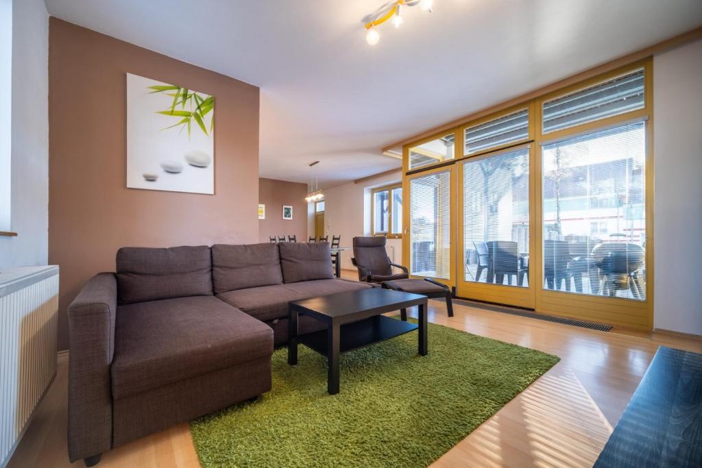 - un salon avec un canapé et une table dans l'établissement Apartment Riviera 500-15 Lipno Home, à Lipno nad Vltavou