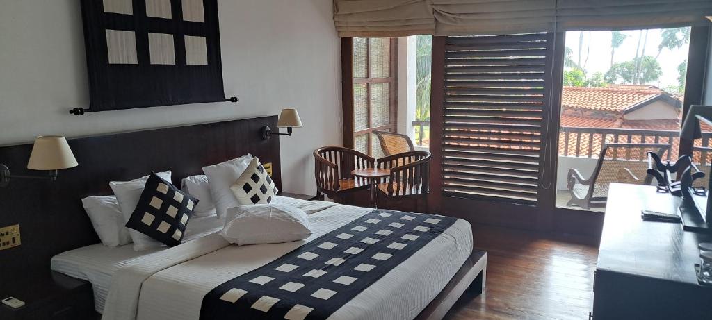 Habitación de hotel con cama y balcón en קקטוס אתגרים en Ahangama