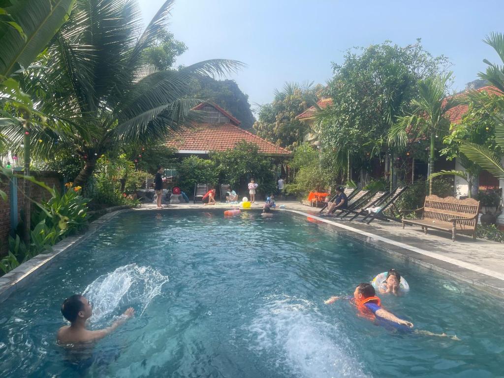 um grupo de pessoas a nadar numa piscina em Hang Mua Homestay em Ninh Binh