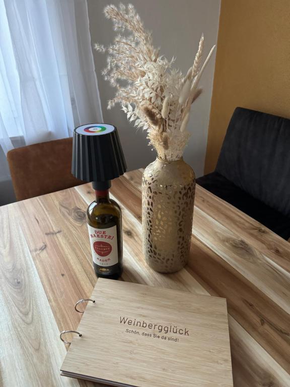 una botella de whisky y un jarrón sobre una mesa en Ferienwohnung Weinbergglück en Lauda-Königshofen