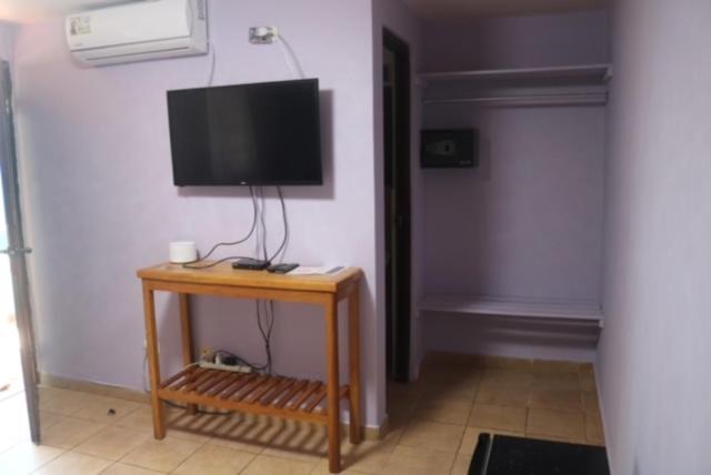 TV a/nebo společenská místnost v ubytování Uverito Sand Dollar B&B