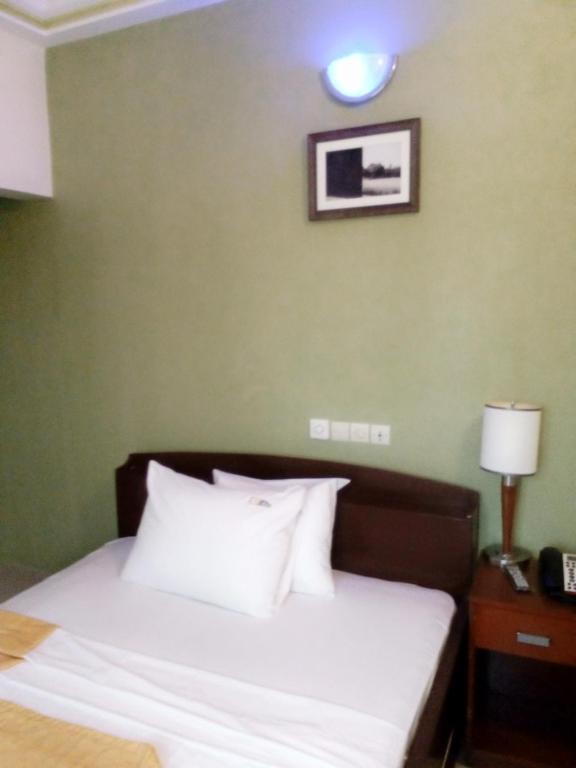 Postel nebo postele na pokoji v ubytování EKA ELITE HOTEL