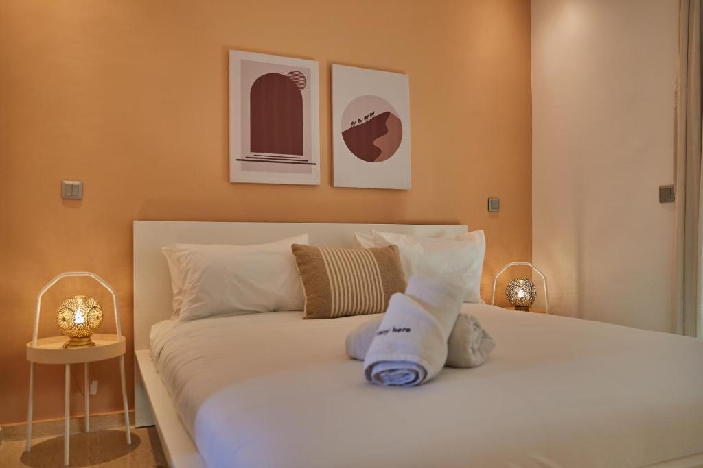 Postel nebo postele na pokoji v ubytování Stayhere Rabat - Hassan - Authentic Residence