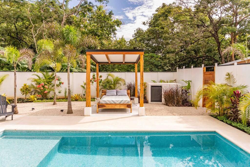 łóżko w altanie obok basenu w obiekcie Casa Tranquila BRAND NEW Villa with Pool w mieście Sámara