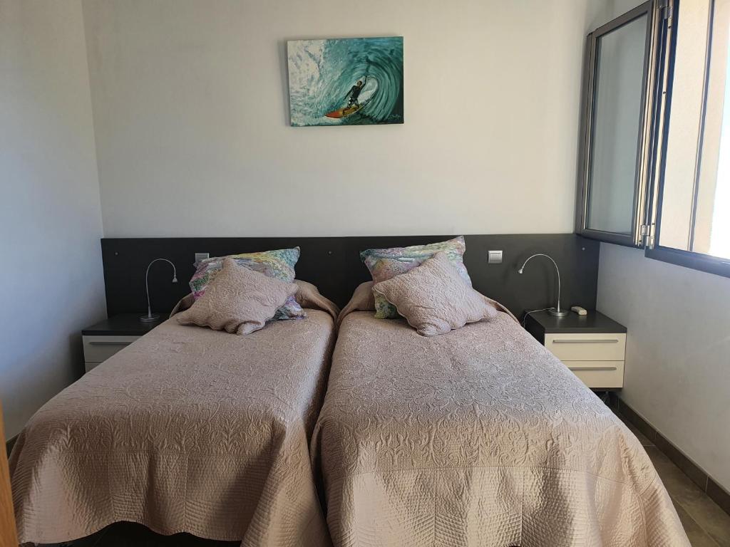 two beds sitting next to each other in a bedroom at Finca S' Estoneta con increíbles vistas al mar in Capdepera