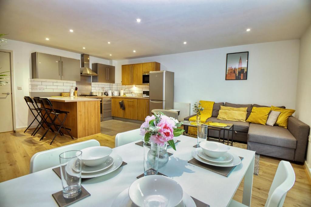 a kitchen and living room with a table and chairs at 2 bed flat in Islington in London