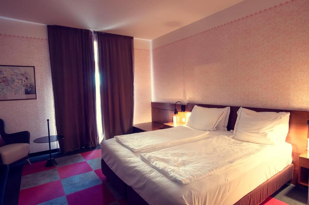Postel nebo postele na pokoji v ubytování Cangrande Hotel
