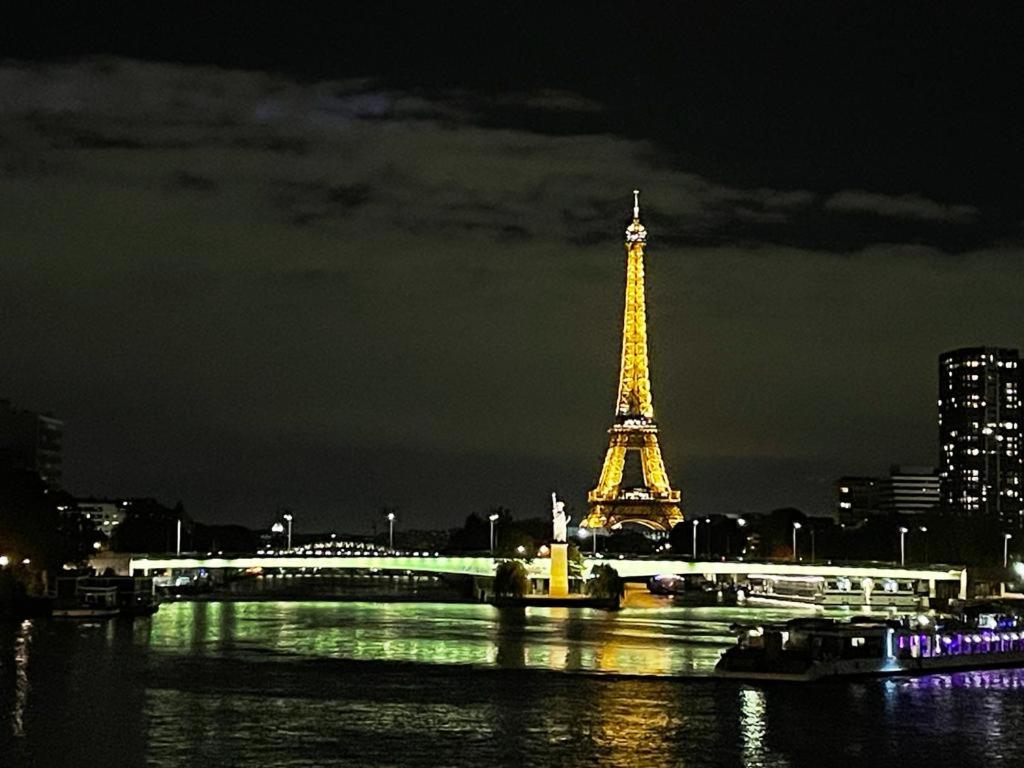 vista sulla torre Eiffel di notte di Double room in Beautiful apartment a Parigi