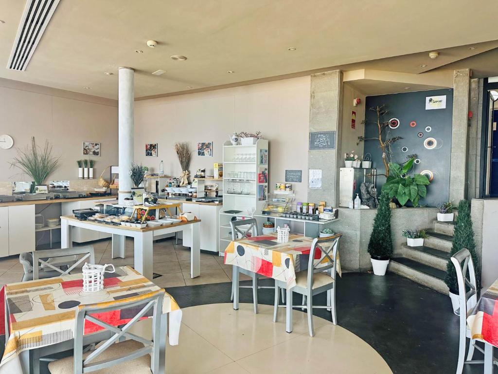 a restaurant with tables and chairs in a room at Holiday Club Vista Amadores in Amadores