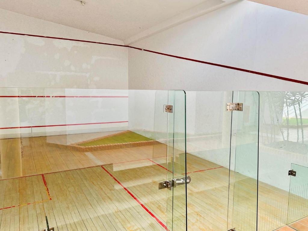 a room with a tennis court with a glass wall at Holiday Club Vista Amadores in Amadores