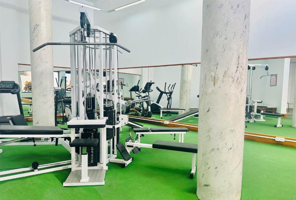 a gym with machines and green floors and columns at Holiday Club Vista Amadores in Amadores