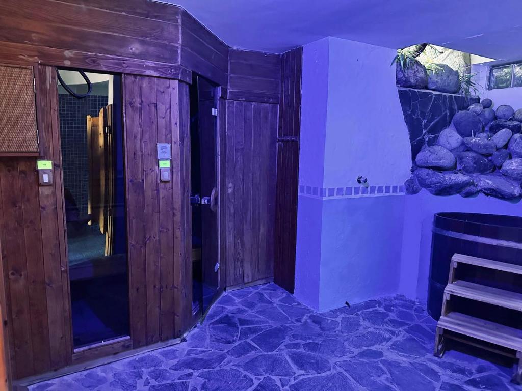 a room with a room with a rock aquarium at Holiday Club Vista Amadores in Amadores