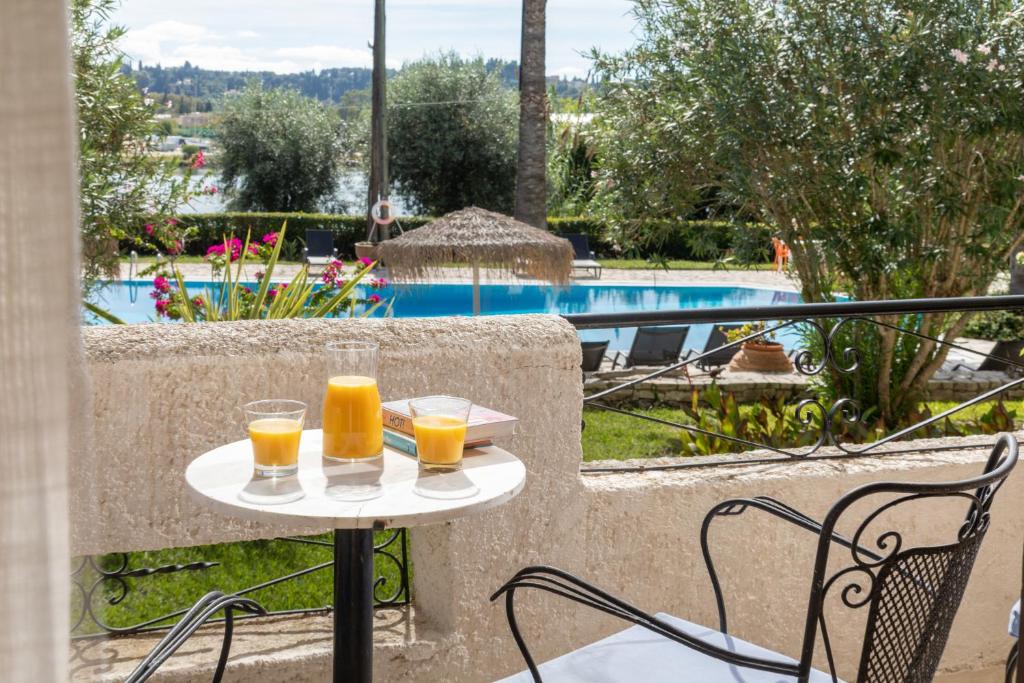 Bazén v ubytování Gerekos Island Apartments nebo v jeho okolí