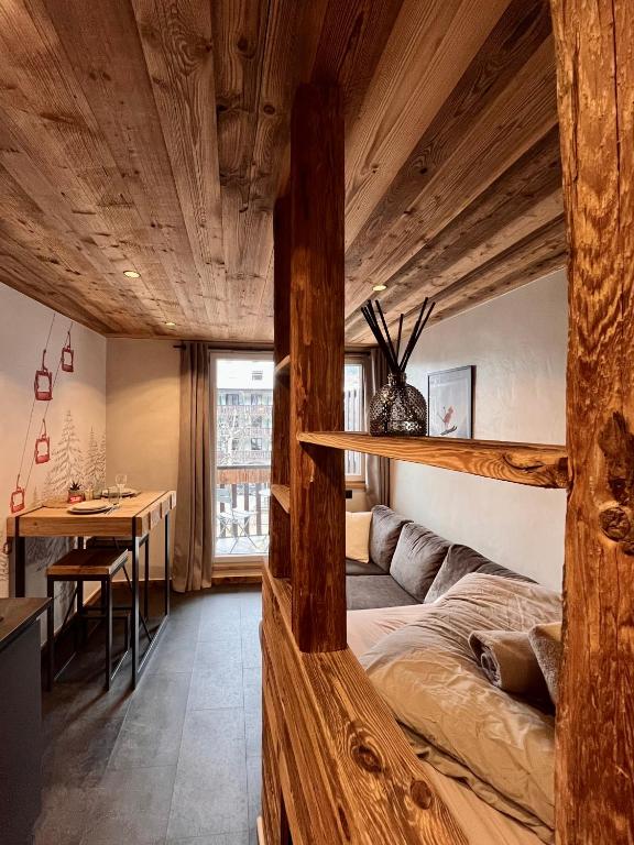 um quarto com uma cama e uma mesa em Le Nid de l'Aiguille - Au pied de l'Aiguille du midi em Chamonix-Mont-Blanc