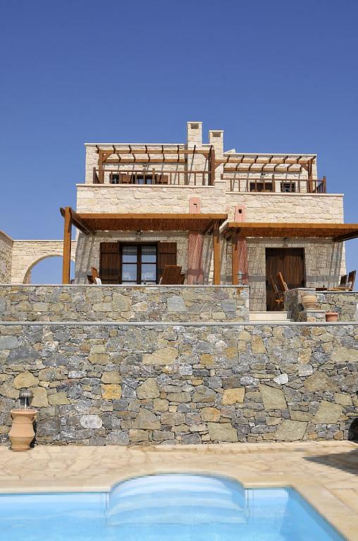 Bazén v ubytování Esperides Stone Houses nebo v jeho okolí