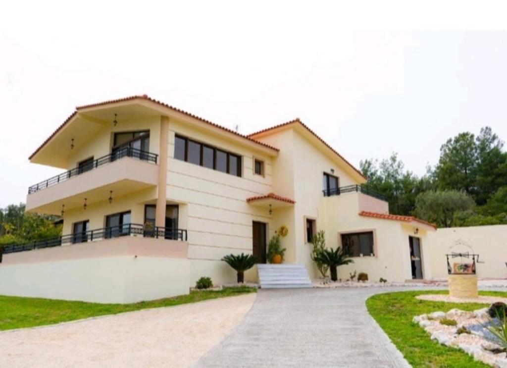 une grande maison blanche avec une allée. dans l'établissement Villa Nostra- Cars Included, à Soroni