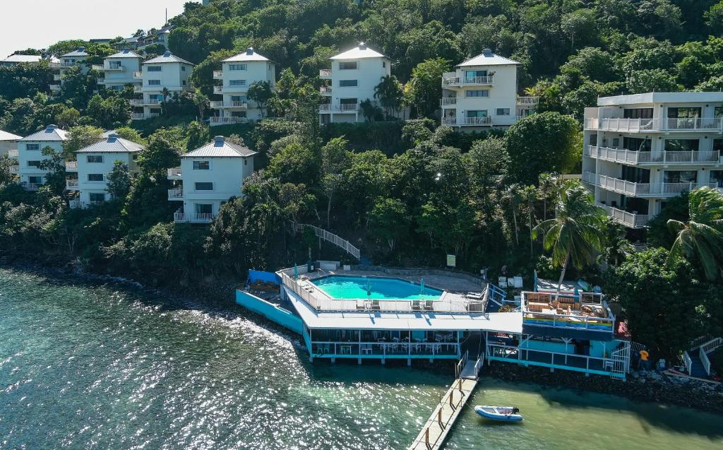 ein Kreuzfahrtschiff im Wasser neben Gebäuden in der Unterkunft Blue Moon Villa at Point Pleasant Resort condo in Frydendal