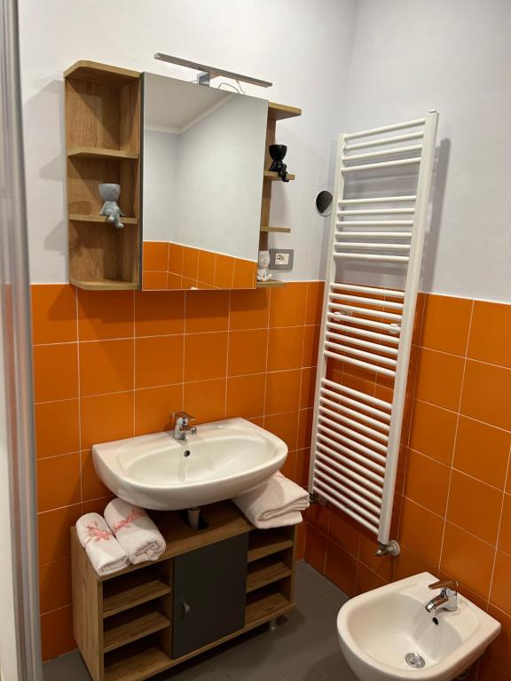 ein Bad mit einem Waschbecken und einem Spiegel in der Unterkunft La Chicca di Sofy in Orvieto