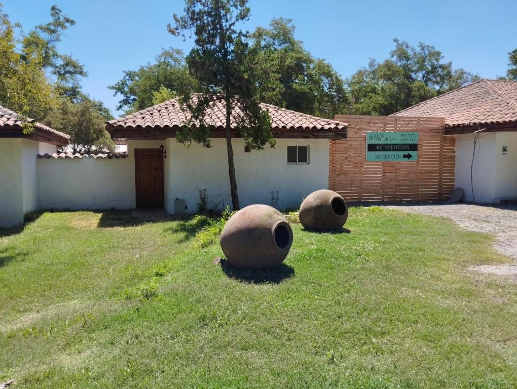 um edifício com duas grandes esferas de cimento na relva em Hotel-Alto Los Lirios em Rancagua