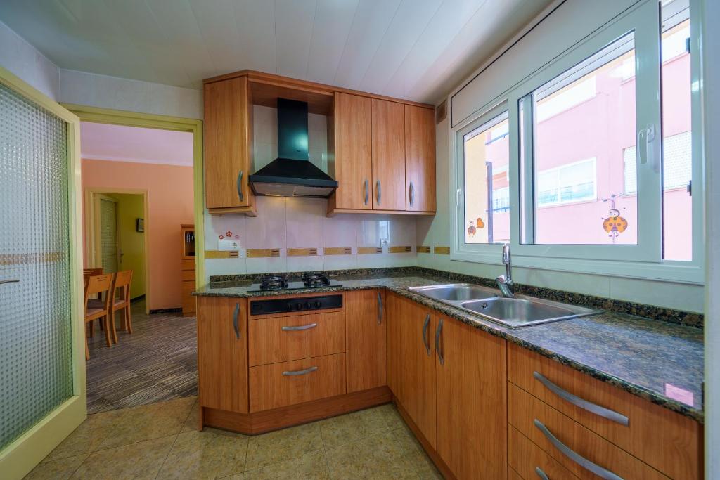 Kuchyň nebo kuchyňský kout v ubytování HomeHolidaysRentals Pineda II