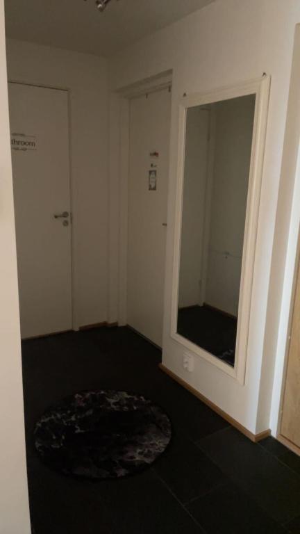 una stanza vuota con specchio e porta di Eurovision 2024 a Malmö