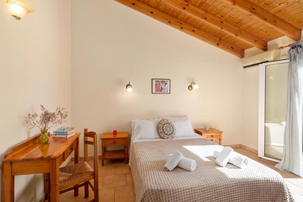 Postel nebo postele na pokoji v ubytování Gerekos Island Apartments